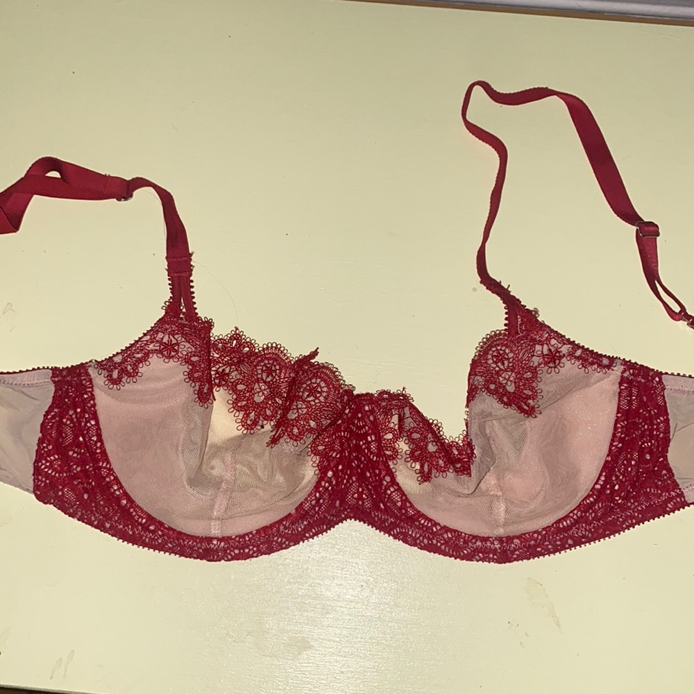 Never worn Victoria’s Secret bra 32DD